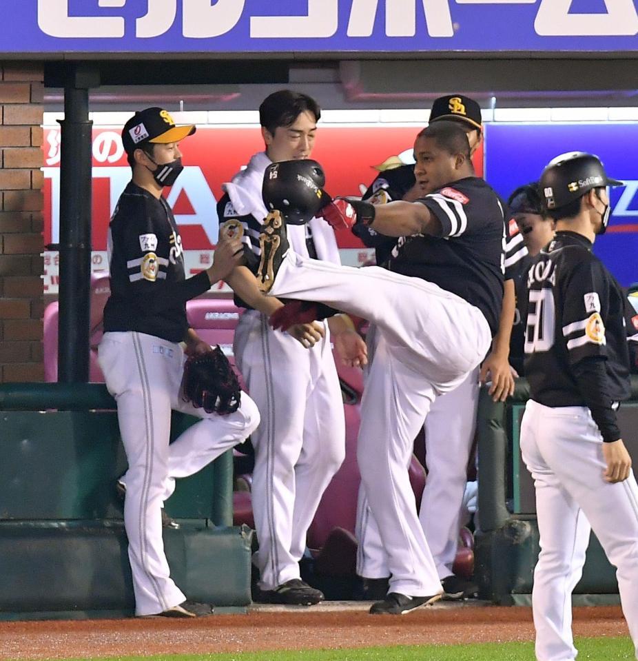 　６回、左越えソロを放ち、ベンチ前でパフォーマンスをするデスパイネ（撮影・伊藤笙子）