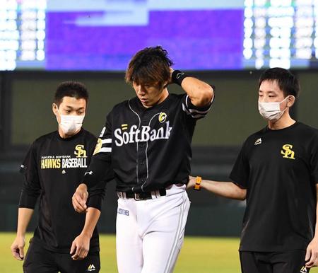 　４回、渡辺佳の打球を追い負傷し、ベンチに下がる柳田