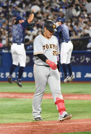 　９回、逆転のチャンスに併殺打で試合を終わらせてしまった岡本和（撮影・三好信也）