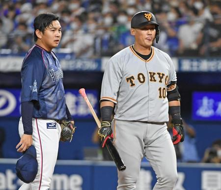 　９回、チャンスに山﨑（左）に左飛に打ち取られる中田（撮影・三好信也）