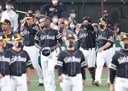 　サヨナラ２ランを浴び、試合後涙を流す藤井（左）と海野（右から２人目）＝撮影・伊藤笙子