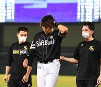 　４回、渡辺佳の打球を追い負傷し、ベンチに下がる柳田