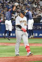 　９回、逆転のチャンスに併殺打で試合を終わらせてしまった岡本和（撮影・三好信也）