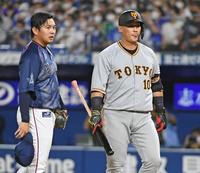 　９回、チャンスに山﨑（左）に左飛に打ち取られる中田（撮影・三好信也）