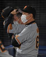 　ＣＳ進出の望みが完全に消えガックリの原監督（撮影・三好信也）