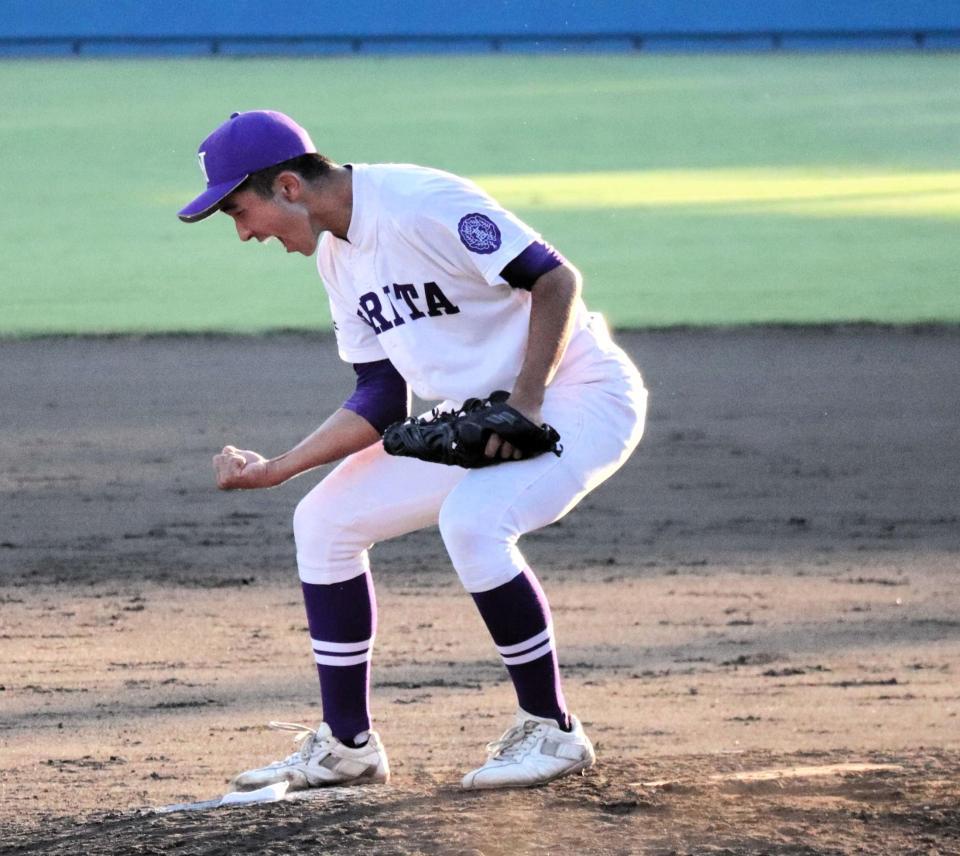 　最後の打者を三振に仕留め雄たけびを上げる成田・齋藤悠世