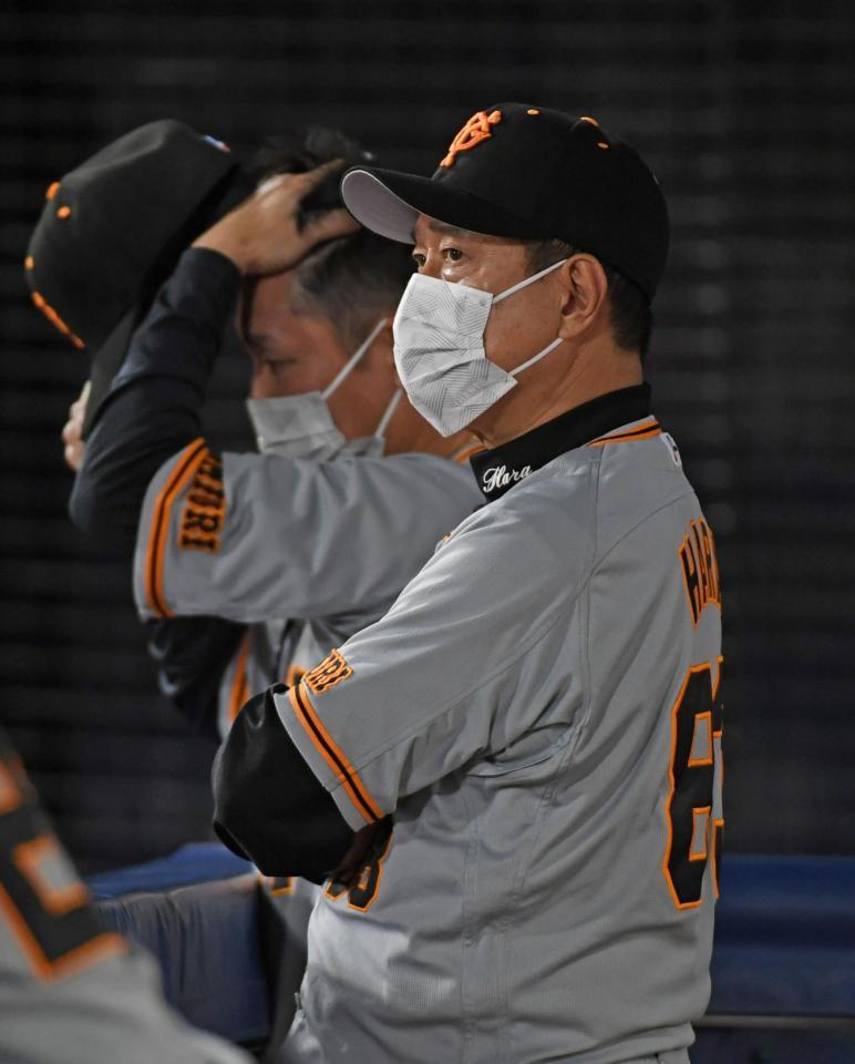 　ＣＳ進出の望みが完全に消えガックリの原監督（撮影・三好信也）