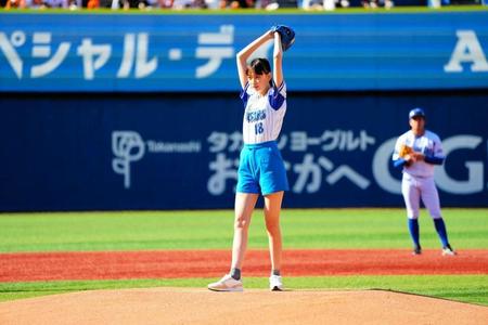 　始球式を行った茅島みずき（©ＹＤＢ）