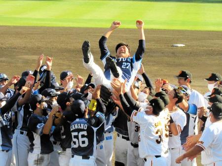 　現役最終登板を終えて両軍の選手に胴上げされる内海