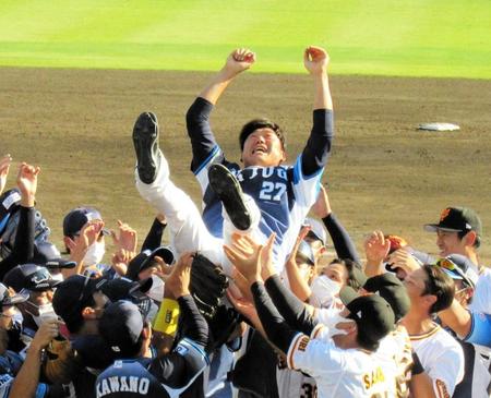 　現役最終登板を終えて両軍の選手に胴上げされる内海