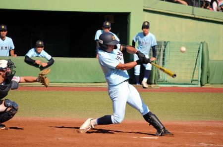 　九回にフェンス直撃の適時二塁打を放つ山田