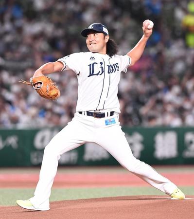 　引退を表明しセレモニアルピッチを行った武隈（撮影・園田高夫）