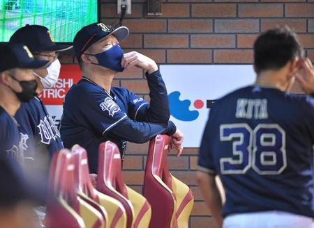 　ベンチで考え込む中嶋監督（中央）＝撮影・吉澤敬太