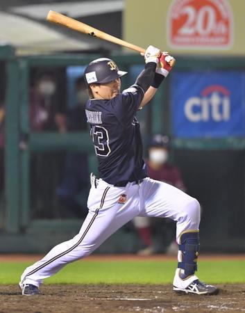 　５回、右前に適時打を放つ伏見（撮影・吉澤敬太）