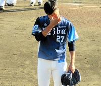 　現役最終登板を終えて涙を流す内海