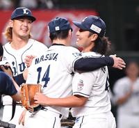 　増田と抱擁する武隈（右）＝撮影・園田高夫