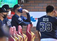 　ベンチで考え込む中嶋監督（中央）＝撮影・吉澤敬太