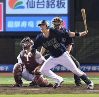 　５回、右前適時打を放つ伏見（撮影・西岡正）