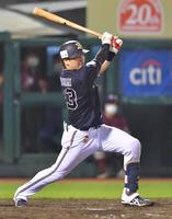 　５回、右前に適時打を放つ伏見（撮影・吉澤敬太）