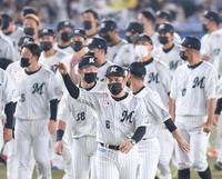 　試合後、あいさつをする井口監督（撮影・堀内翔）