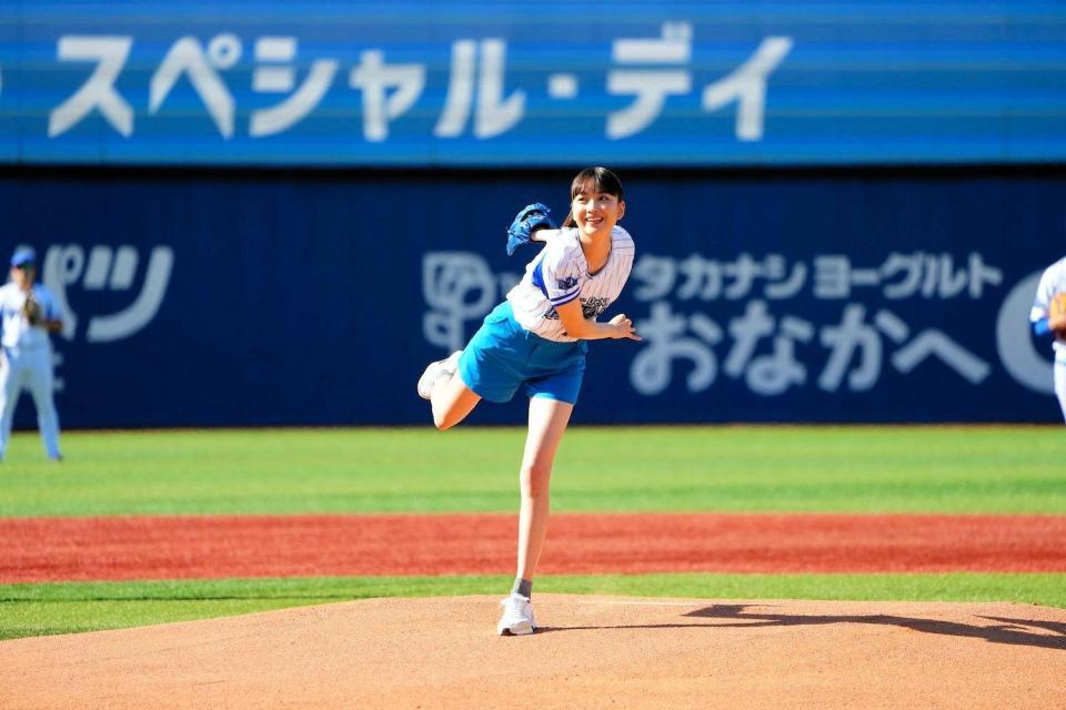 　始球式を行った茅島みずき（©ＹＤＢ）