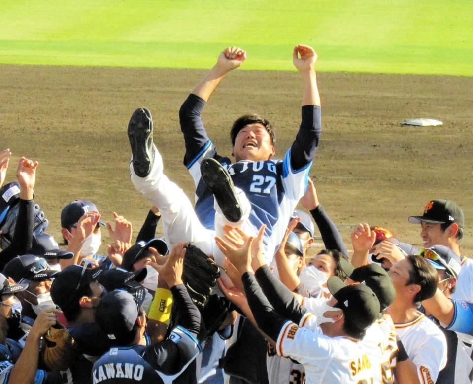 　現役最終登板を終えて両軍の選手に胴上げされる内海