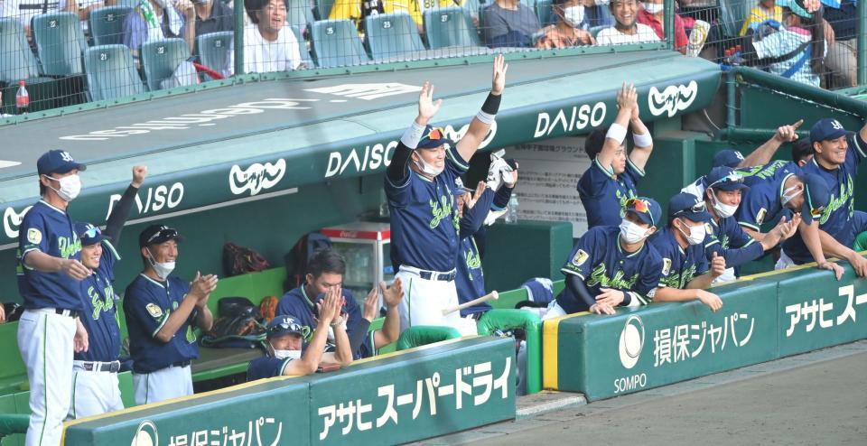 　９回、古賀の勝ち越し打に歓喜する村上（中央）らヤクルトナイン（撮影・高部洋祐）