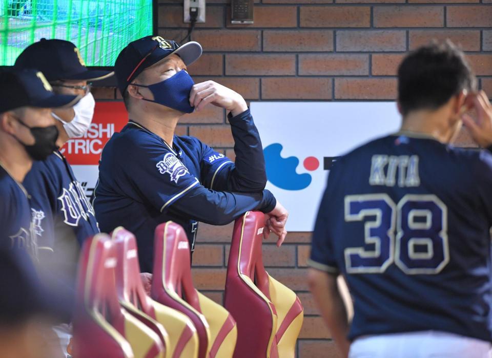 　ベンチで考え込む中嶋監督（中央）＝撮影・吉澤敬太