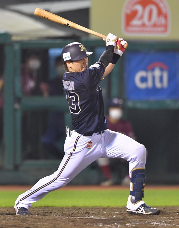 　５回、右前に適時打を放つ伏見（撮影・吉澤敬太）