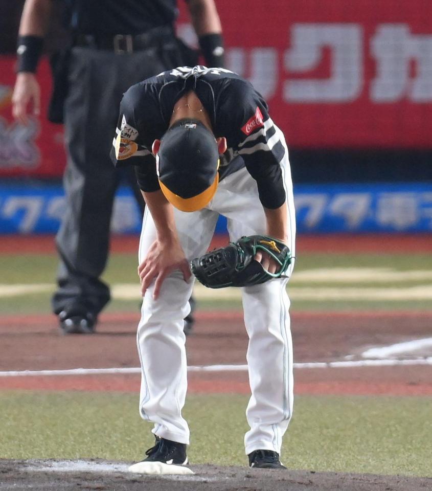 　６回、逆転の３ランを浴びて肩を落とす泉（撮影・堀内翔）