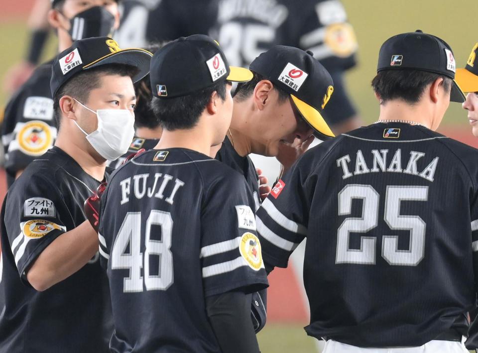 　試合後、あいさつの時に号泣する泉（撮影・堀内翔）