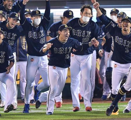 優勝の瞬間にナインと駆け出す宮城（中央）＝撮影・西岡正