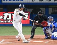 　１回、引退試合で安打を放つ坂口（撮影・高石航平）