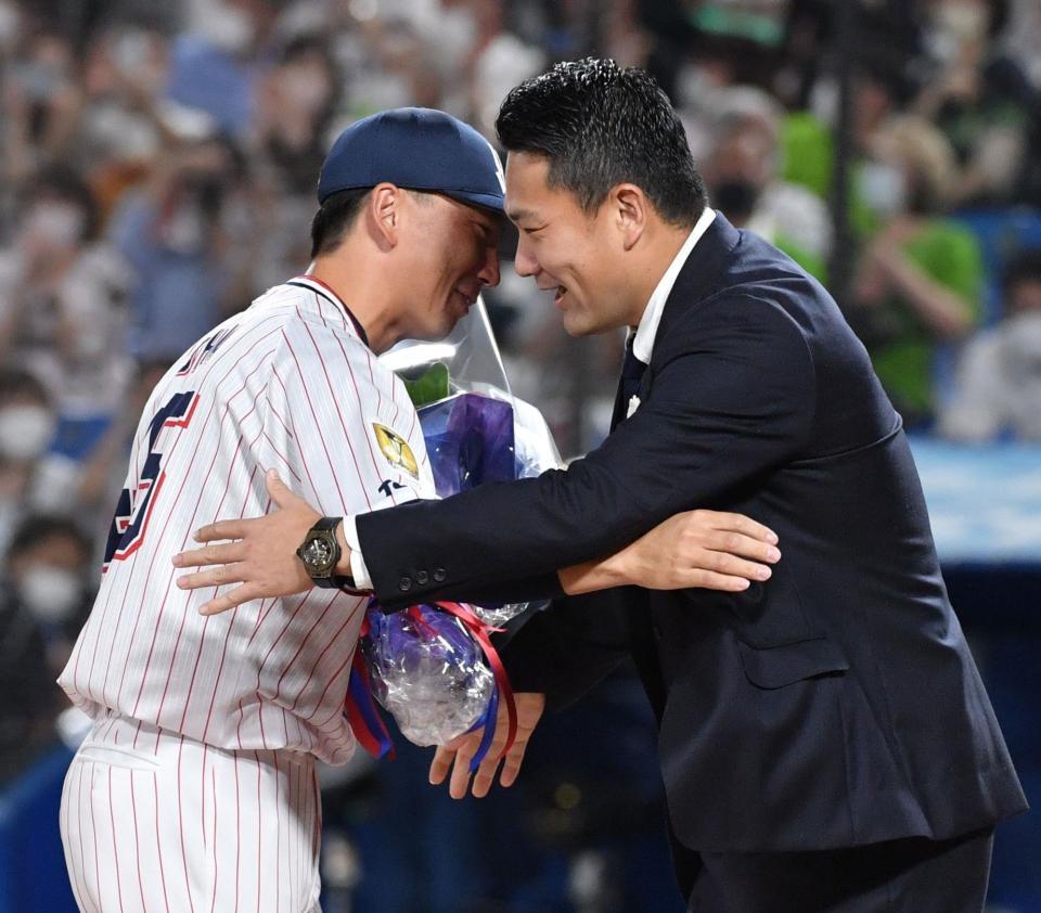 　田中将（右）と抱き合う嶋（撮影・佐々木彰尚）