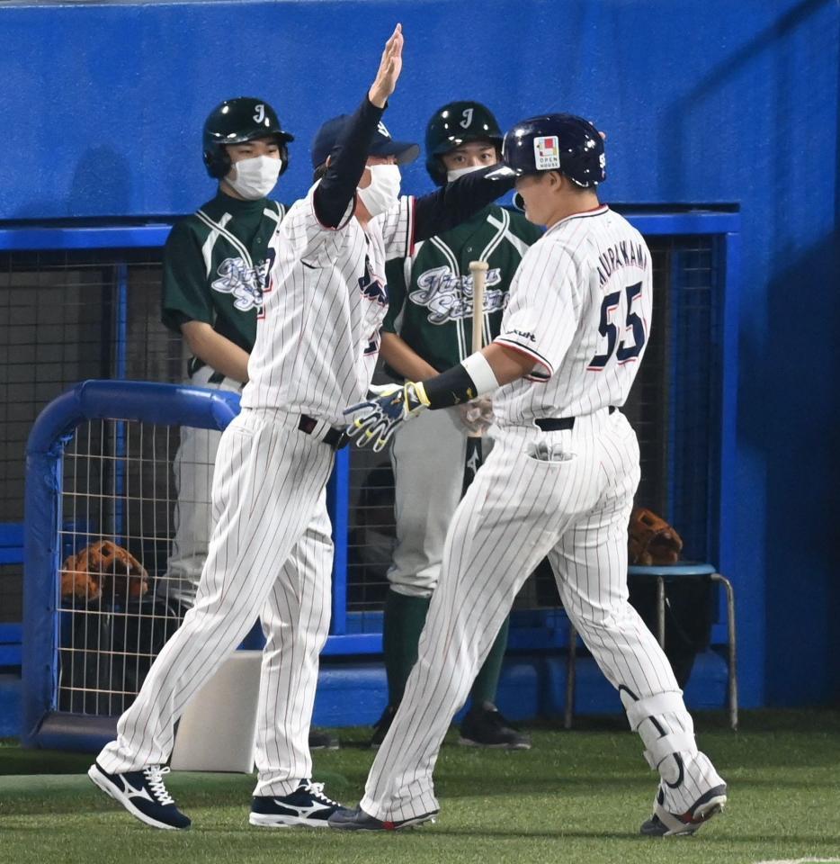 　７回、５６号を放った村上をハグで迎える高津監督（撮影・高石航平）