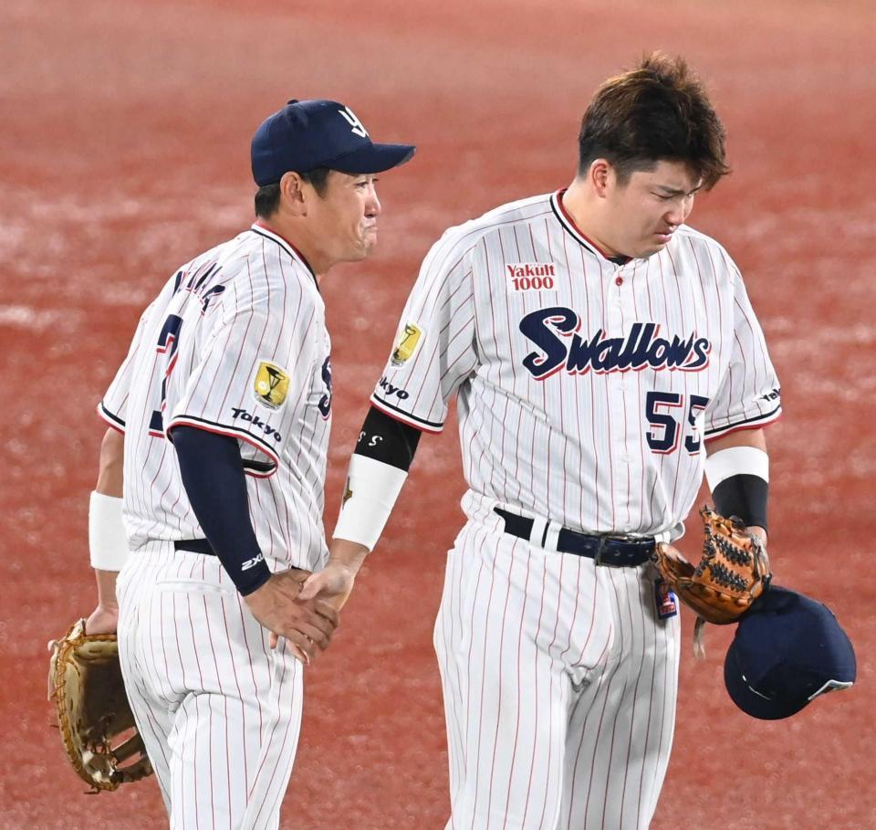 　感極まる内川（左）と握手を交わし涙を流す村上