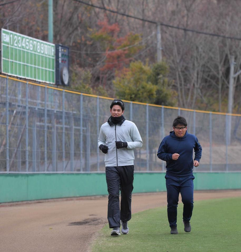 　大阪桐蔭野球部グラウンドを藤浪とジョギングする沢田＝２０１９年