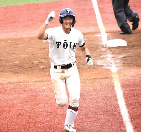 　ソロ本塁打を放ち、右手で１を作る大阪桐蔭・松尾