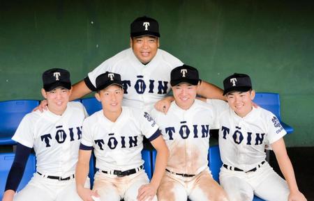 　奮闘したナインを称える西谷監督（中央）、（１列目左から）川原、松尾、海老根、星子