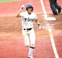 　ソロ本塁打を放ち、右手で１を作る大阪桐蔭・松尾