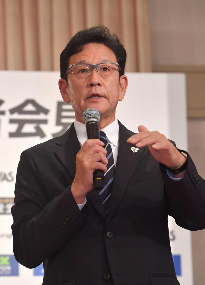 　会見に登場した侍ジャパン・栗山監督（撮影・佐々木彰尚）