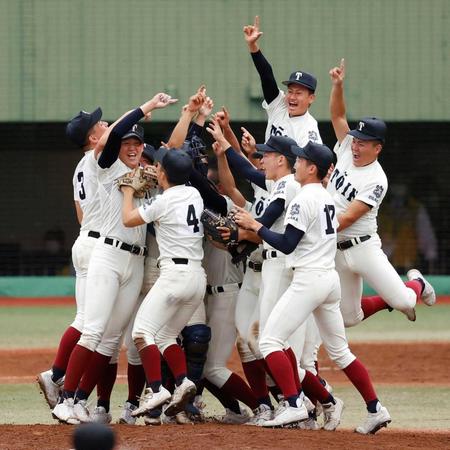 　聖光学院を破って優勝し、喜ぶ大阪桐蔭ナイン