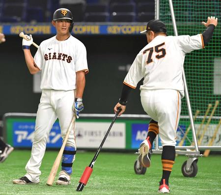 　小林にアドバイスを送る村田コーチ