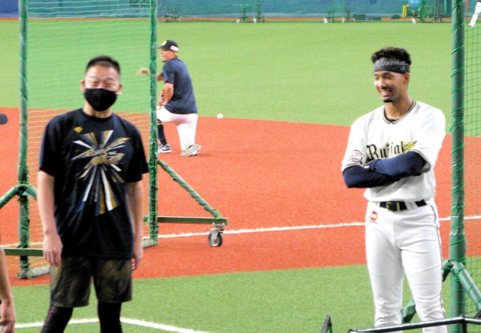 　練習中、中嶋監督（左）と話す宗