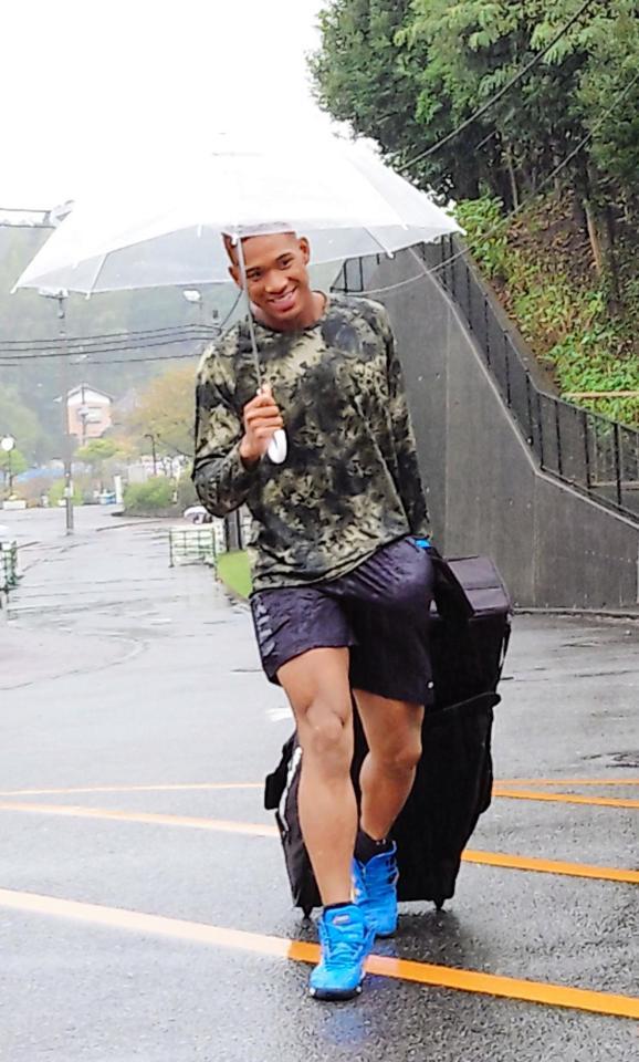 　練習を終えて雨の中引き揚げる万波