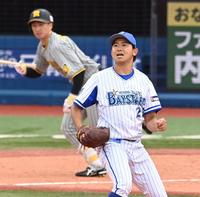 　５回、近本に先制タイムリーを浴びる今永（撮影・飯室逸平）