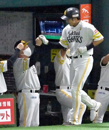 　３回、満塁本塁打を放った柳田（右）を迎える藤本監督