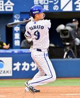 　５回、大和が中前に先制打を放つ