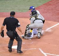 　５回、大和の中前打で本塁を狙うも走塁死したソト（撮影・棚橋慶太）