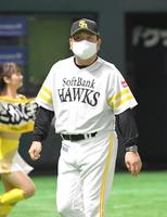 　５回を終え、選手交代を告げた藤本監督（撮影・北村雅宏）